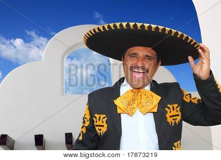 Charro mariachi ritratto cantare gridare in Messico case sfondo