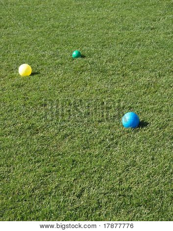 Sininen keltainen ja vihreä Bocce palloja ruoho