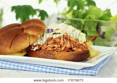Patatine fritte e hamburger slaw