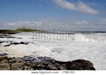 Burácení vln Dunstanburgh Castle