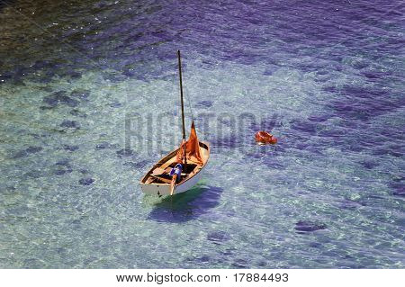 Naranja del barco en el mar