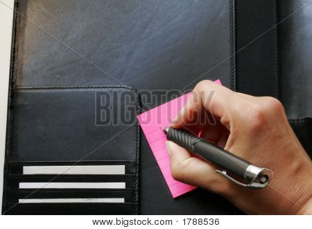 Donna scrive Note sul Pad rosa di carta