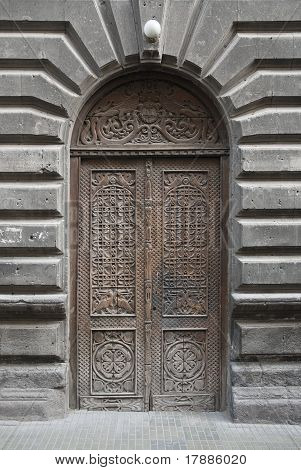 Traditionell geschnitzte Holz Tür In Yerevan Armenien