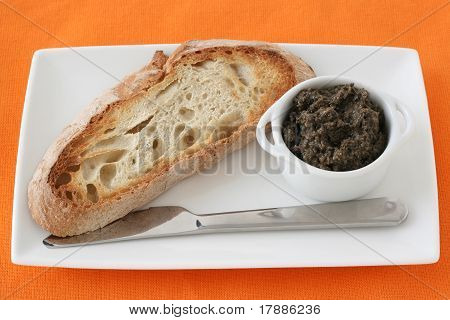 Tapenade mit Brot