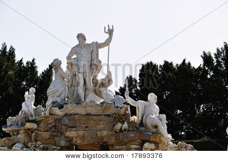 Estatua de Neptuno en una fuente II