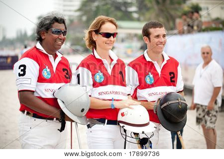 HUA HIN - 9. dubna: zleva doprava - M. Cerecedová, C. Zeisberger, P. Abisheganaden. Po asijské Beach
