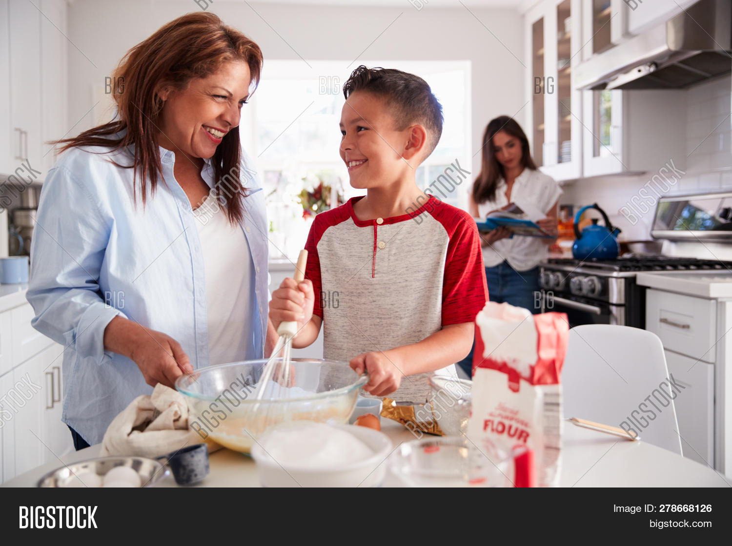 Cake english девушка. самозанятый кондитер. Mum made a cake yesterday. девочка с мамой готовят торт. Bake cake.