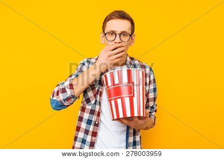 Portrait Of A Happy Man In Transparent Glasses With A Bucket Of Popcorn, Keen On Watching A Movie, O