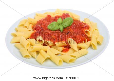 Makaron Rigatoni i sosem pomidorowym