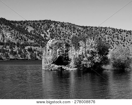 The Beautiful Waters Of Prineville Reservoir In Central Oregon On A Beautiful Sunny Day.