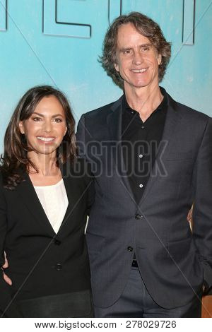 LOS ANGELES - JAN 10:  Susanna Hoffs, Jay Roach at the 