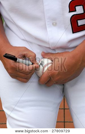 Professianl ball player signs an autograph
