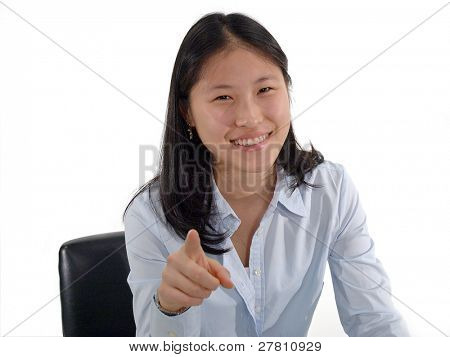 她指着你的桌子的年轻大学生实习