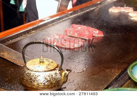 Klepnutím Pan Yaki kuchař v akci na japonské restaurace.