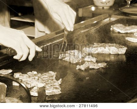 Klepnutím Pan Yaki kuchař v akci na japonské restaurace.