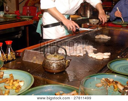 Klepnutím Pan Yaki kuchař v akci na japonské restaurace.