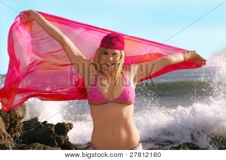 โมเดลบิกินี่สีสวยเล่นลมและคลื่น ด้วยผ้าพันคอ gauzy ที่ชายหาด