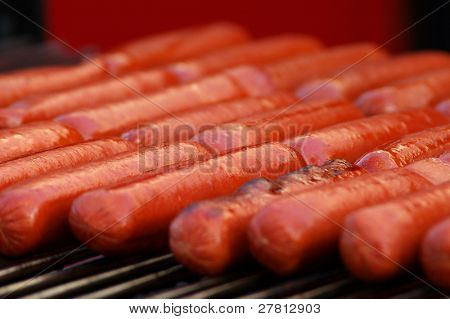 Närbild av korv på grillen på en County Fair