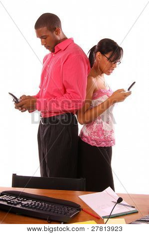 Sexet African American business folk bruger de trådløse kapaciteter af deres mobiltelefoner til transf