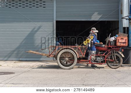 Bangkok, Thailand - October 10, 2018 : Unidentified Asian Man Buying Antiques Or Unused Items Freigh