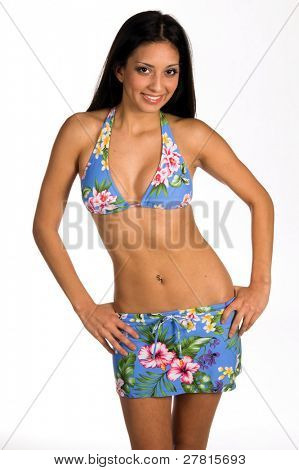 schönen lateinischen Frau in einem blauen floral print Bikini mit Sonnenbrille. isolated over White. Schwimmen Verschleiß 