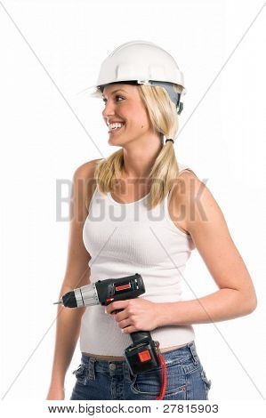 ช่างก่อสร้างผู้หญิงในเข็มขัดที่หมวกและเครื่องมือยากกับ screwgun ไร้สาย