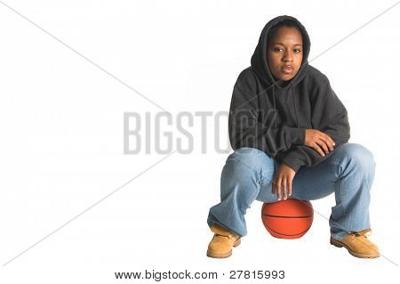 Sexig innerstaden African American woman i jeans och en svett skjorta spela basket