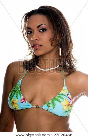 African American mode model i en blå tone tropiske mønster bikini og en pukka shell halskæde