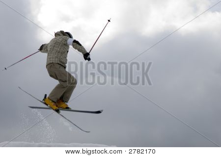 Freestyle. Schnee Ski springen über Sky.