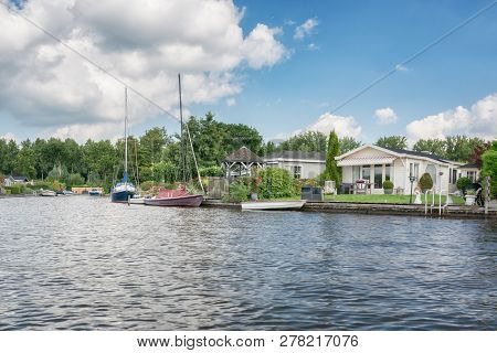 Loosdrecht, Netherlands - September 3 , 2017:  Mobile Homes On The Banks Of The Loosdrechtse Plassen