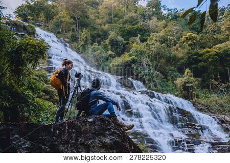 Asian Couple Travel Nature. Travel Relax. Stand Landscapes Natural Touch Stand To See Beautiful Wate