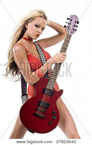 Modelo de moda glamour alta hermosa en ropa interior roja con una roja Les Paul estilo guitarra eléctrica