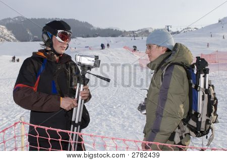 Couple de photographes après une compétition sportive en hiver montagnes Tien Shan