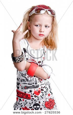 Jeune fille caucasien jouant rock n roll robe vers le haut