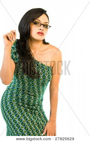 Beauté dans le modèle de haute couture dans un one of a kind rétro repensé au large de la dre de cocktail épaule vert