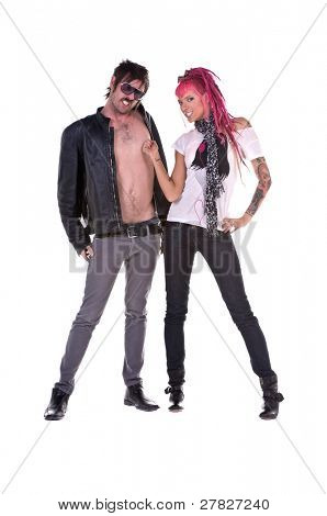 Jovem casal americano de classe média. Mulher é um hippie chic com dreadlocks rosa e tatuagens homem é ro