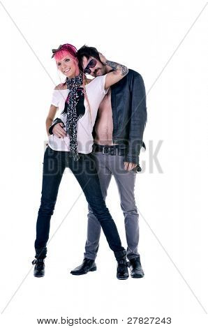 Jovem casal americano de classe média. Mulher é um hippie chic com dreadlocks rosa e tatuagens homem é ro