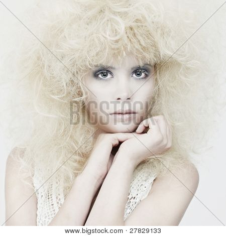 Foto des jungen schönen Dame mit wunderschönen blonden Haaren