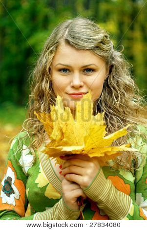ragazza romantica in un bosco d'autunno