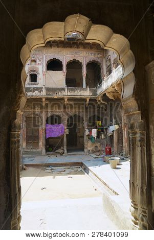 Mandawa, India - March 31, 2007: Inter Yard Of A Historical Haveli In Mandawa, India.