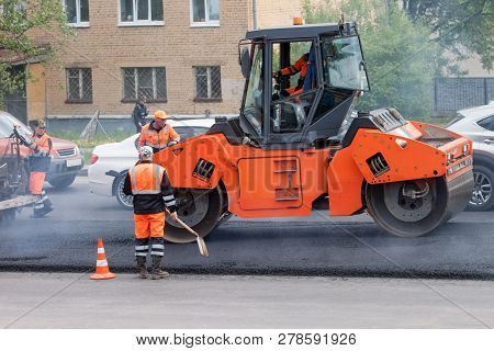 Russia, Izhevsk - May 30, 2018: Road Building. Repair And Replacement Of Old Asphalt Pavement. Men A