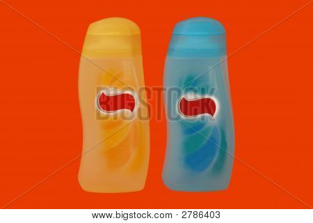 Due bottiglie di plastica o contenitori di Gel doccia