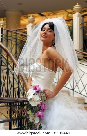 Lächelnd Braut im weißen Hochzeitskleid