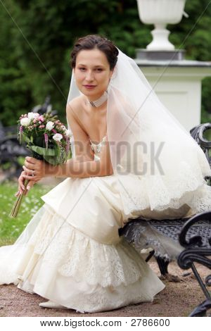 Lächelnd Braut im weißen Hochzeitskleid