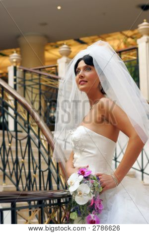Lächelnd Braut im weißen Hochzeitskleid