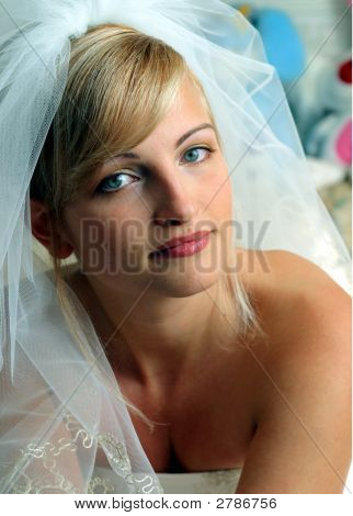 Lächelnd Braut im weißen Hochzeitskleid