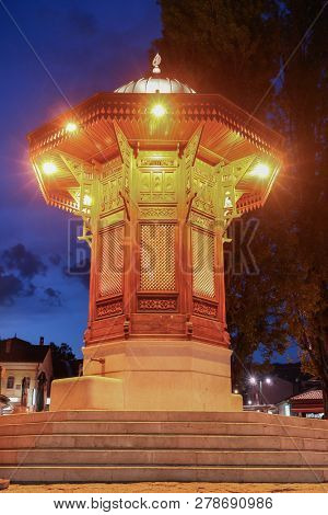 Sarajevo at night, Historical fountain 