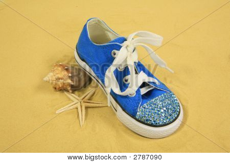 Písek, mušle, obuv