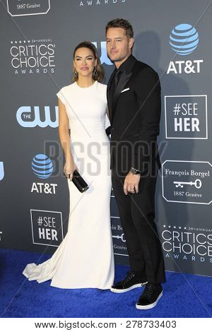 LOS ANGELES - JAN 13:  Chrishell Stause Hartley, Justin Hartley at the Critics Choice Awards  at the Barker Hanger on January 13, 2019 in Santa Monica, CA
