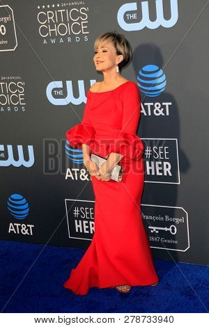 LOS ANGELES - JAN 13:  Annie Potts at the Critics Choice Awards  at the Barker Hanger on January 13, 2019 in Santa Monica, CA